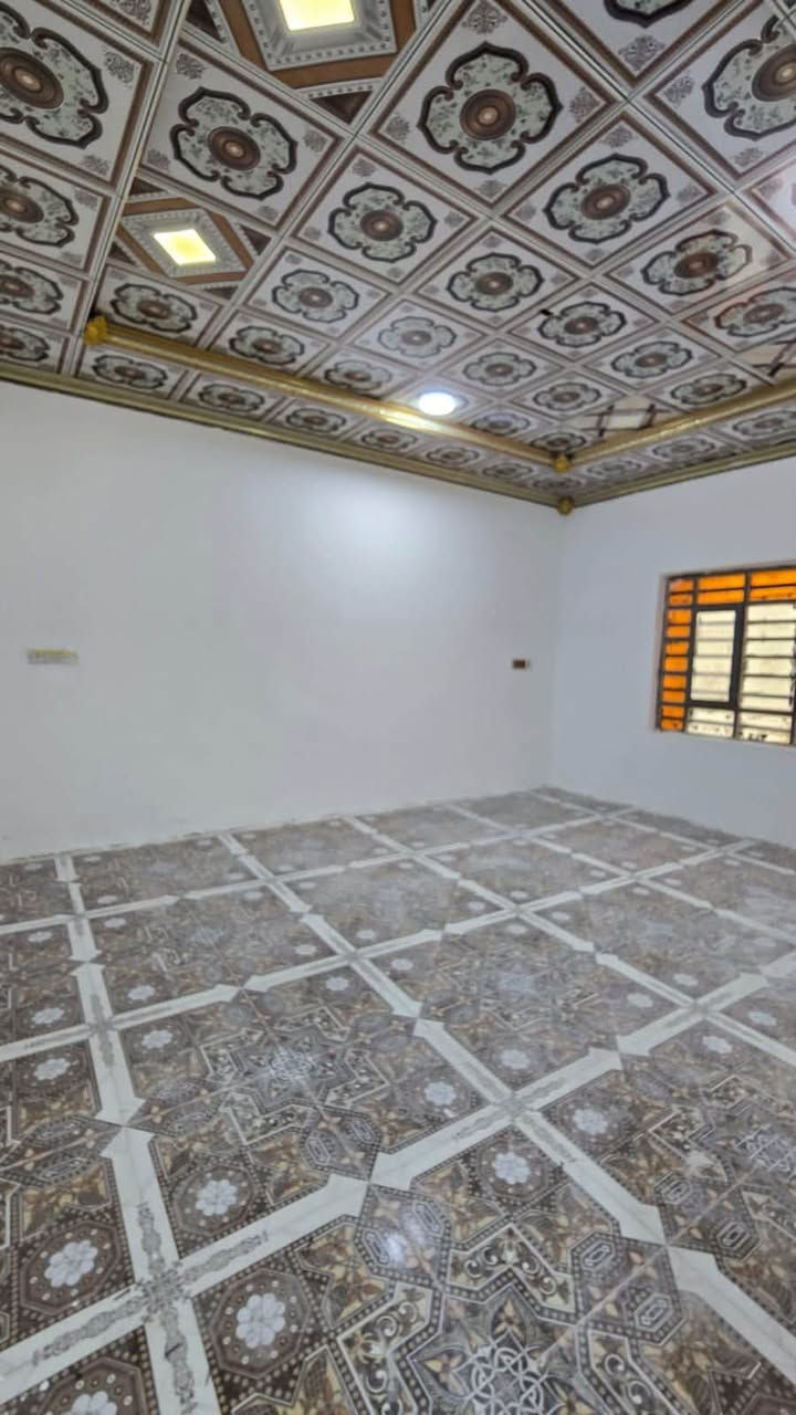 سلام عليكم دار سكن البيع في ابو الخصيب العوجه  شارع ابو وضاح
يبعد عن السايدين العوجه 300متر
طابو زراعي و عراقي اصل 
 مكون من غرفتين وصاله ومطبخ وحمامات داخلي وخارجي وديوان وكراج بناء حديث وفرغ البيت وجاهز السكن ومنور داير البيت 
المساحه 210
السعر 70وبي مجال 
استفسار ***********
