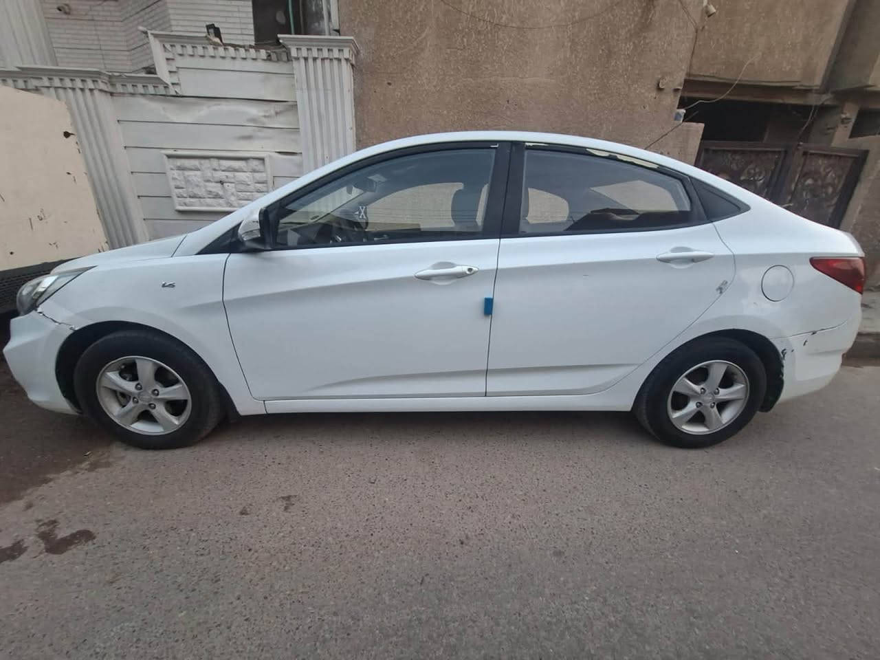 السلام عليكم اكسنت موديل 2013 السيارة بيها رشات صبغ بدون دواخل ولا ظربة مرقم بغداد بسمي السعر 80 ورقة وبيها مجال (***********) كير مكينة تبريد خير من الله صدرها جديد
