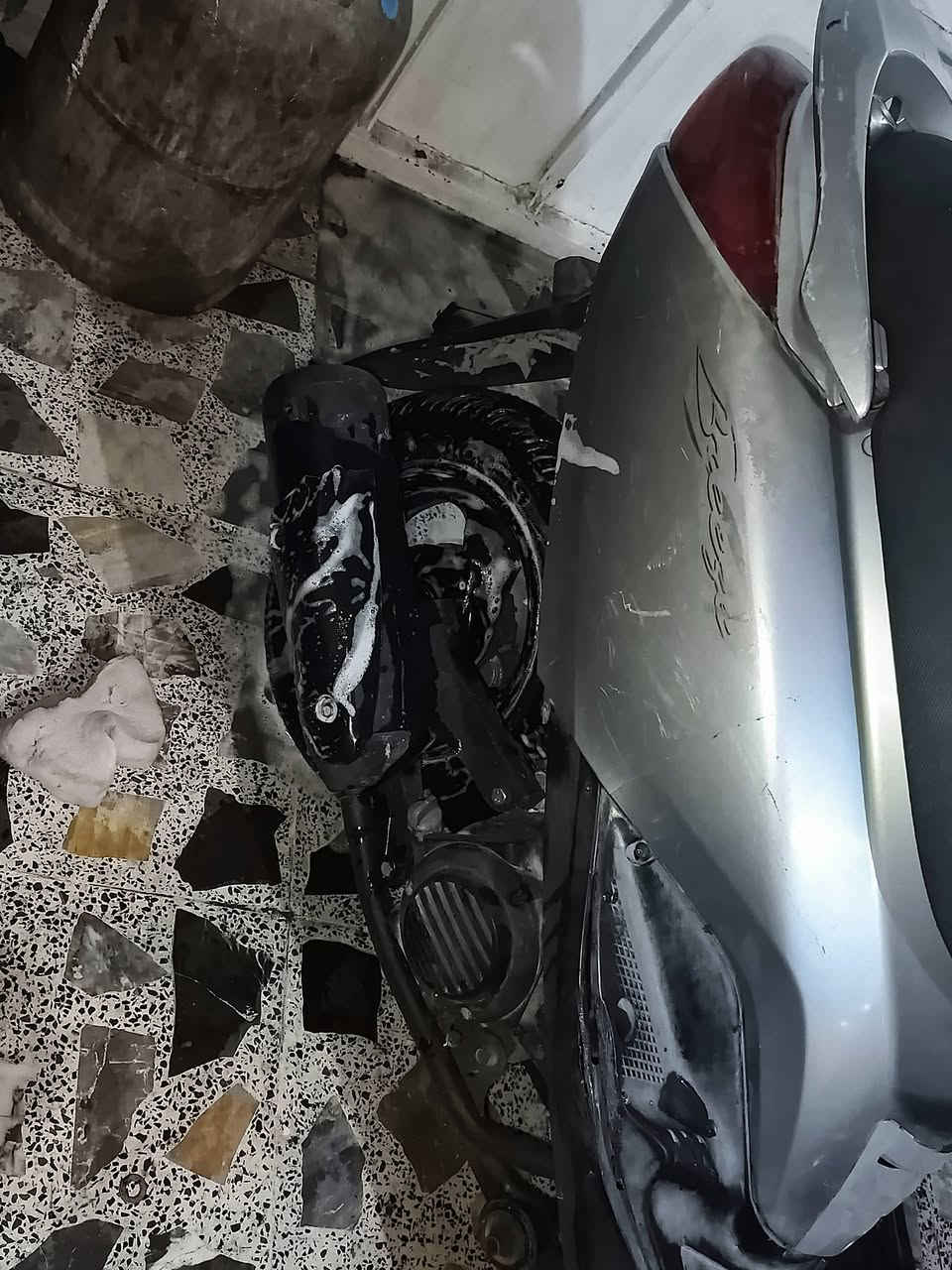 دراجه بريز للبيع شغاله نكره هندر كلتشات جدد امامي وخلفي باتري جديد صالنصه جديده كهربائيات شغاله السلف فجاء وكف الفحمات وكفن الدراجه كامله بس بيها صوت خشونه الدراجه شغاله كلشي مابيه بس خشنه عنواني بغداد الزعفرانيه للاتصال *********** سعرها, 325
