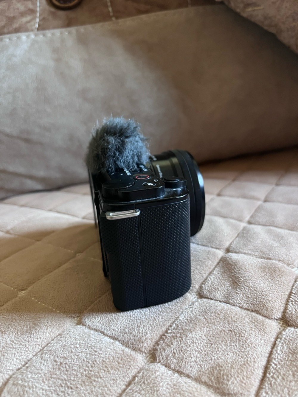للبيع — كاميرا Sony ZV-E10

🎥 Sony ZV-E10
حالة ممتازة ونظيفة جدًا ✨

المواصفات:

* 📷 24.2MP APS-C
* 🎬 تصوير 4K
* 🎞️ 4K 30fps
* ⚡ Autofocus سريع ودقيق
* 🔄 شاشة متحركة
* 🎙️ مدخل مايكروفون
* 📡 Wi-Fi + Bluetooth

الملحقات عدستها اصليه حزام الكامره علبة الكامره 3 بطاريات وشاحنه 
شترها 25 واي ضرر مابيها مكفوله فوله  
سبب البيع تطوير معدات
محافظتي بابل  
بيها مجال بسيط