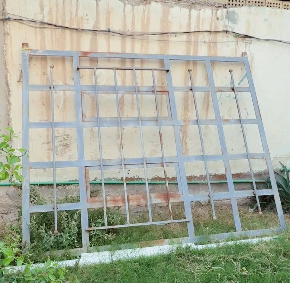 شباك حديد • نضيف • ما مستعمل