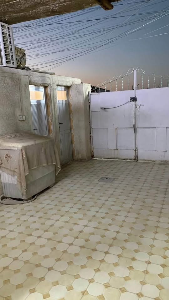 بيت للبيع لمساحة 100م قاط ونص استقبال ونوم مع صحن حمامات خارجية+غرفة نوم+مغزن القاط الثاني طابو صرف كامل سيراميك اشتايگر السطح باسمي التصال مع صاحب الدار ***********  السند قطعة ارض السعر 75وبي مجال قرب اعدادية حطين للبنات منطقة22@إشارة
