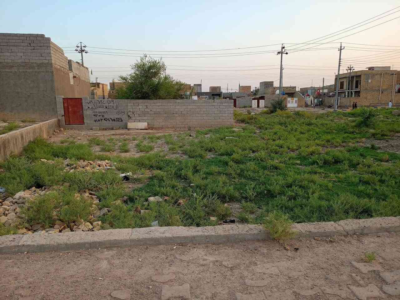 قطعه للبيع المساحه 250م جميع  الخدمات متوفره العنوان المجر الكبير حي الشهداء السعر خاص ***********
