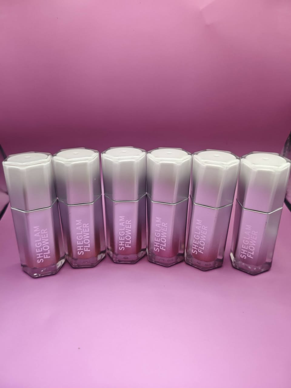 🌸✨ SHEGLAM FLOWER Lip Gloss غلوس الشفاه اللي يجمع الأناقة والألوان الساحرة 💋 ✨🌸
لمعة شفاه بتصميم فاخر وألوان تخطف الأنظار 💋
💄 6 ألوان رائعة، من الوردي الناعم إلى الأحمر الجريء والعنابي الغامق
💧 لمعة جذابة وملمس ناعم ومريح
🪄 فرشاة تطبيق دقيقة تعطيك شكلاً مرتباً بضربة واحدة
💎 عبوة سداسية أنيقة بتدرج فضي
كمية محدودة، الحقي تحجزين لونك المفضل! 🛍️
📩 للحجز المباشر: راسلونا على الصفحة أو واتساب
📱 ***********
🚚 التوصيل سريع وآمن لكافة المحافظات
📍 أو زوروا متجرنا وجربوه بأنفسكم:
أوركيد بيوتي - شارع الكماليات، مجمع النوري، داخل القيصرية (قرب بيت عدنان)
#شيجلام #SHEGLAM #SHEGLAMFLOWER #ليب_غلوس #لمعة_شفاه Lipgloss مكياج أوركيد_بيوتي منتجات_تجميل مكياج_العراق بيوتي

نص مكتوب في الصور:
- 1 2 3 4 5 6