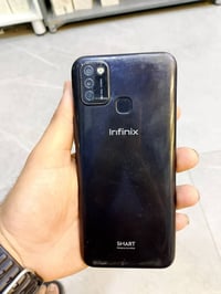 هاتف انفينيكس سمارت 5 (Infinix Smart 5) باللون الأسود، يتميز بكاميرا ث...