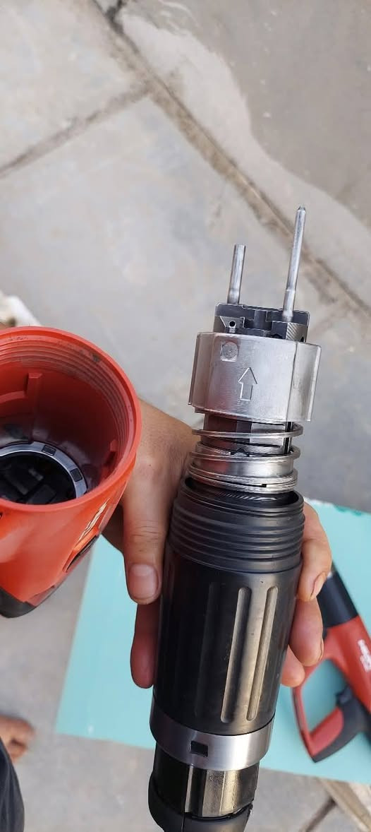متاح ليزر هلتي١٦خط pm30 +بطاريتين وشاحنه 
مسدس بسمار عدد  ٣  DX460 نمساويات 
براين نوع هلتي موجود كل القياسات 
العنوان بغداد الشراي يخابرني موجود واتساب  
***********

