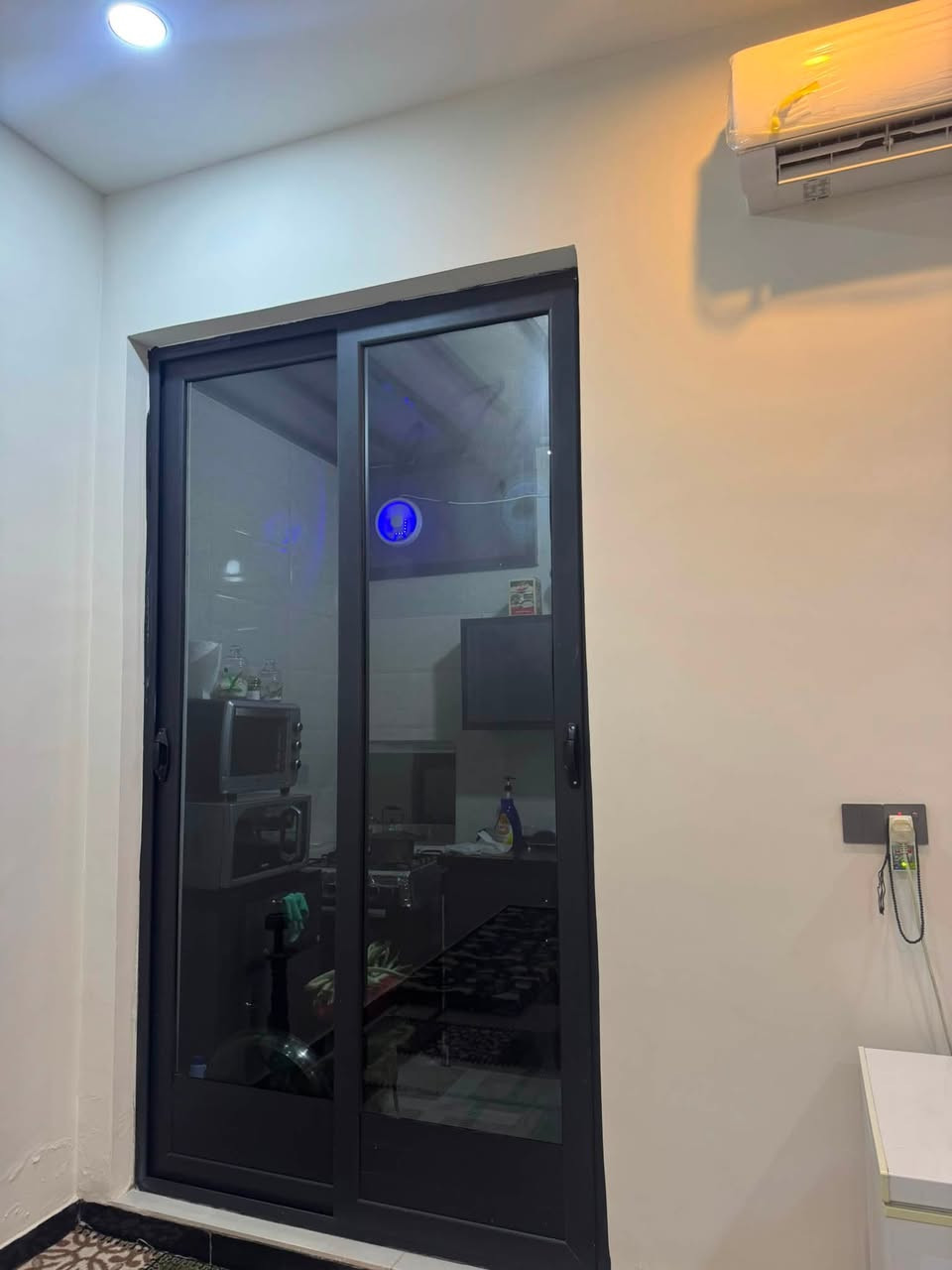 دار للبيع مساحه 100م واجهة 6 وربع نزال 16 طابقين يحتوي البيت على مطبخ استقبال هول غرفه صحيات الطابق الثاني غرفتين  نوم وصحيات المكان البوعيثه  مجمع العدل الاول قرب جامع كامل عبود  للاستفسار ***********
