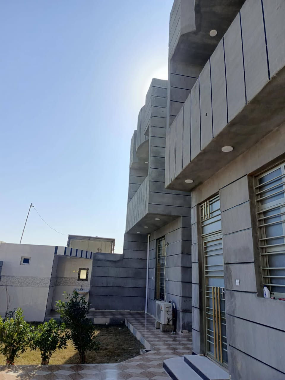 دار معروض للبيع مساحة ٣١٥متر ركن على شارعين خمس غرف نوم بناء سنة ٢٠٢٤يرهم مراوس حسب التفاق التصال على الرقم ***********
