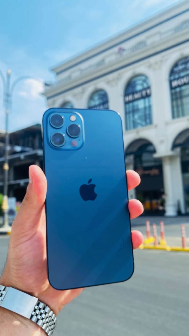 📱 iPhone 12 Pro Max | 256GB

🇮🇶 نسخة شرق أوسط

✨ الجهاز مرتب ومناسب للي يريد 12 Pro Max بسعر اقتصادي

🔋 البطارية مبدلة
📱 الشاشة مبدلة وبيها خط أسود واضح مثل ما مبين بالصور

💰 السعر: 350 ألف دينار فقط
🤝 **قابل للتفاوض **

📞 للاستفسار والتواصل:
***********
📲 اتصال أو واتساب

🔥 السعر محسوب على حالة الجهاز، والجاد يتواصل

نص مكتوب في الصور:
- 10:07 33 حالة البطارية والشحن رسالة مهمة حول البطارية تعذر التحقق من أن بطارية هذا الـ iPhone بطارية أصلية من Apple. قد لا تكون التفاصيل دقيقة تمامًا. لمعرفة المزيد الحد الأقصى للقدرة 100% هذا قياس لققدرة البطارية مقارنة بقدرتها عندما كانت جديدة. قد تتسبب القدرة المنخفضة بتقليل ساعات الاستخدام بين عملية الشحن والأخرى. أقصى قدرة للأداء الـ iPhone غير قادر على تحديد عمر البطارية. شحن البطارية المحسن للحد من استنزاف عمر البطارية، يتعلم الـ iPhone من عادات الشحن اليومية، بحيث ينتظر ولا يتجاوز 80% حتى يحين موعد حاجتك إلى استخدامه.
- 31 10:16 حول الاسم Iphone 55 إصدار iOS 27.0 اسم الطراز iPhone 12 Pro Max رقم الطراز MGDF3AA/A الرقم التسلسli F2LG75VV0D56 سجل تاريخ القطع والخدمة الأغاني 0 الفيديوهات 17 الصور 56 التطبيقات 2 السعة 256 غ.ب. متوفرة 226.96 غ.ب.