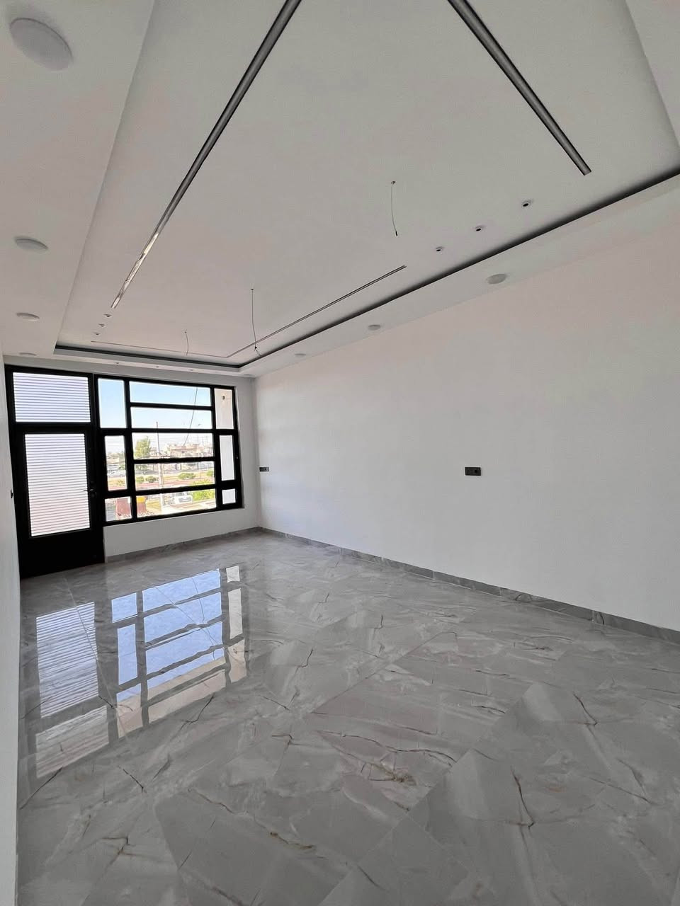 🏡 دار حديثة ومميزة للبيع (طابقين)
🏡دار حديثة ومميزة للبيع (طابقين)

• المساحة: 125 متر مربع.بلديه
• الموقع: مقدمة حي النداء، بالقرب من جسر الرشيد (موقع مميز وسهل الوصول).
📐 التصميم الداخلي والتوزيع
يتميز البيت بتصميم مرن يضم درجاً داخلياً وآخر خارجياً، مما يتيح إمكانية فصل الطابقين أو استخدامهما معاً كمنزل واحد متكامل.
🔹 الطابق الأول:
• صالة استقبال: واسعة ومريحة
• مطبخ بنظام (حار / بارد): مصمم ليوفر عزلًا لروائح الطبخ
• غرفة نوم: مريحة وهادئة.
• حمام متكامل
🔹 الطابق الثاني:
• صالة استقبال إضافية: تتميز بإطلالة ونوافذ كبيرة توفر إضاءة طبيعية ممتازة.
• غرفة نوم
• حمام متكامل.
✨ مواصفات البناء والتشطيب (درجة أولى)
• الأرضيات والجدران: البيت مغطى بالكامل (فول سيراميك) من السيراميك التركي
بتصاميم رخامية أنيقة تعكس الإضاءة وتضف اتساعاً للمكان
• الأسقف: ديكورات (فول مغربي) حديثة مع إضاءة مخفية (LED) وسقوف ثانوية مميزة.
• التبريد: نظام تبريد مركزي متكامل يضمن توزيع الهواء بشكل مثالي.
• التأسيسات: منظومات الكهرباء والمجاري والصرف الصحي كلها من مواد أصلية وذات جودة عالية.
🚗 المرافق الخارجية والملحقات
• كراج سيارة كبير: يتسع لسيارة بارتياح مع أرضية سيراميك جيده
• مجموعة صحيات خارجية: إضافية لخدمة الضيوف أو الاستخدام الخارجي.للأستفسار

***********
***********
