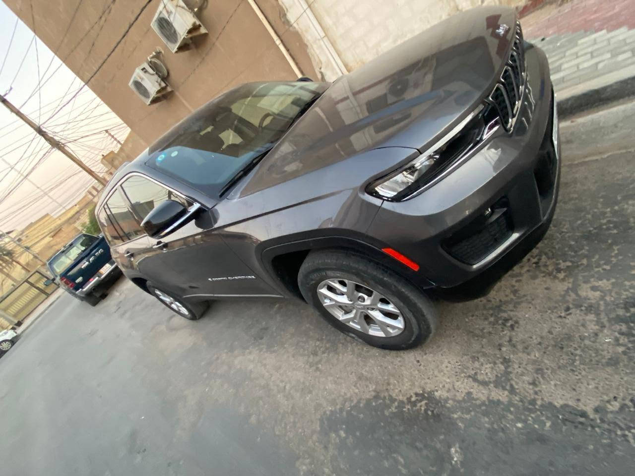 السلام عليكم
 للبيعJEEP Grand Cherokee
الموديل2024
المواصفات
1 limited فول ماعده الفتحه
تدفئه وتبريد بيها
وبل كشنات الاماميه والخلفية والستيرن همين
2 السياره تو ويل
3 ملاحظة اخوان السياره صبغ مابيها فقط خشوم الجاملغ الأيمن والايسر)..
وخشم البنيد الأيمن والايسر فقط)..
4كشنات جلد اسود كهربائية وتحكمات بيها وتدفئه
5جنطه كهربائية تفتح وقفل بلريمونت
6تشغيل عن بعد بيها (حجم المحرك 3600) v6

7 حساسات اماميه وخلفيه
8السبير منازل جديد وعدتها وياها كامله
9صدر امامي خلفي جديد بشكل عام 
10تخم تاير جديد
11شاشه بيها همين
13ممشه السياره 46 mile
 14 السعر 285 وبيها مجال 
15الرقم ***********
متواجد خاص
