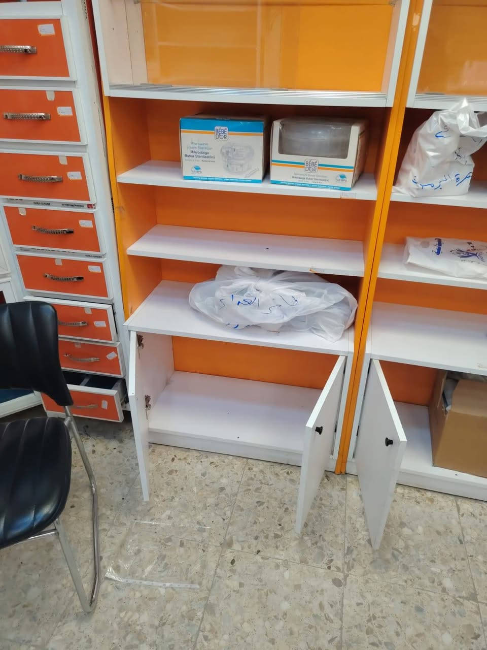السلام عليكم
فاترينات للبيع 
قسم منهن وجه وظهر رفوف 
وقسم بيهن ملحق اضافي خانات بوب فوقهن
بغداد الكرخ 
***********
