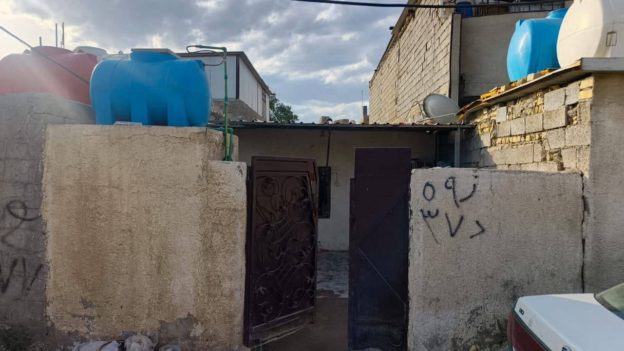 السلام عليكم دار 100م للأجار، كامل البيت 
موقعه حي البساتين حي السلام قرب الملجأ الكبير للإستفسار خاص او الاتصال ع رقم ***********

