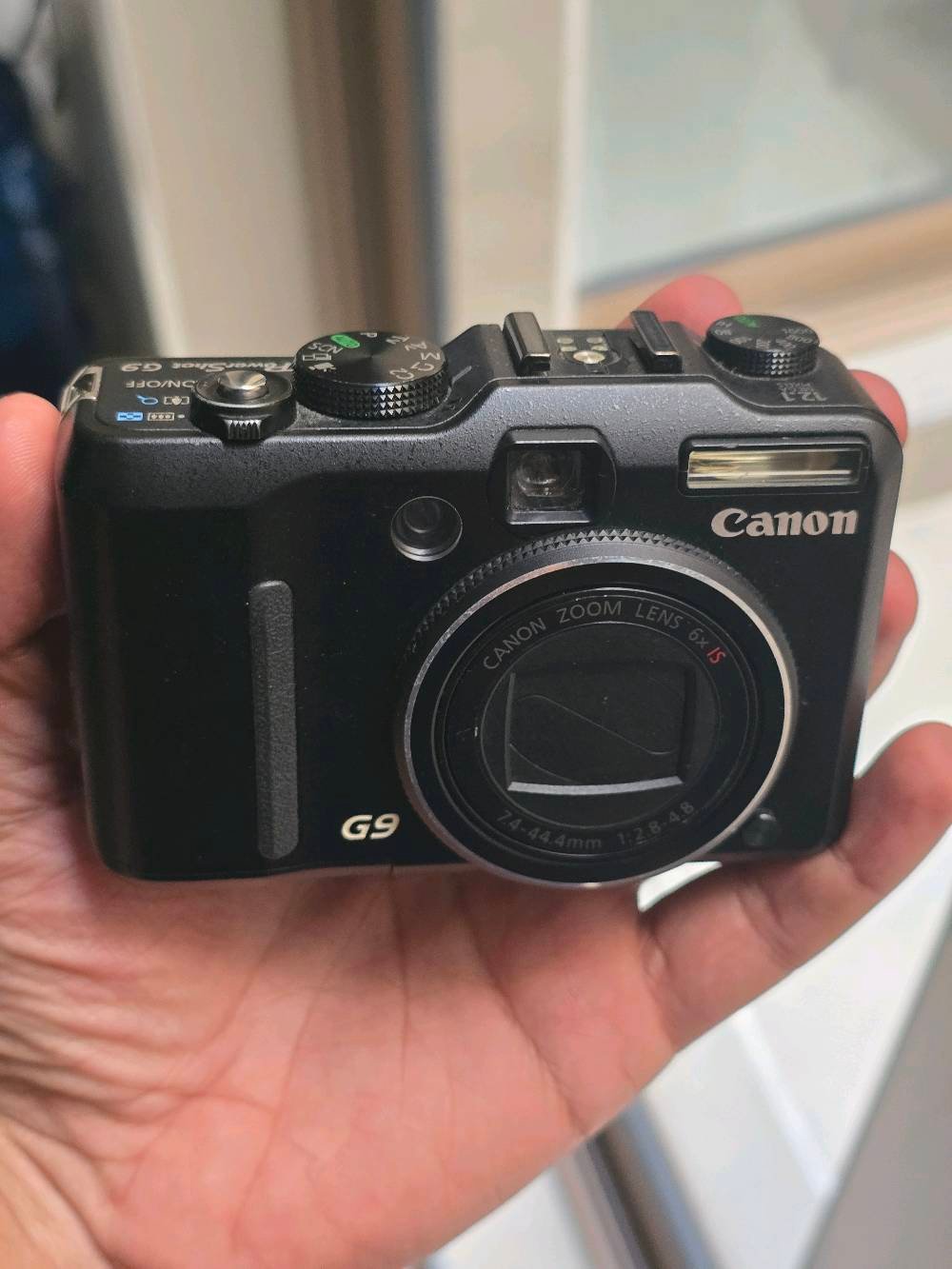 Canon PowerShot G9

- دقة: 12.1 ميغابكسل (CCD)
- عدسة Canon أصلية بفتحة عدسة f/2.8–4.8
- زوم بصري 6x (35–210mm)
- تصوير بصيغة RAW و JPEG
- أوضاع تصوير يدوية كاملة: M / Av / Tv / P
- شاشة LCD قياس 3 إنش
- معين منظر بصري (Optical Viewfinder)
- مثبت صورة بصري (Image Stabilization)
- فلتر ND داخلي مدمج لتقليل شدة الإضاءة والتصوير بفتحة عدسة واسعة أو بسرعة غالق أبطأ في النهار.
- فلاش مدمج مع منفذ Hot Shoe للفلاش الخارجي
- تصوير فيديو
- تدعم بطاقات SD / SDHC
- بطارية قابلة للشحن
السعر 280 الف للعلم اسعارها على ebay اغلى بهواي بعد 
متوفر توصيل ايضا