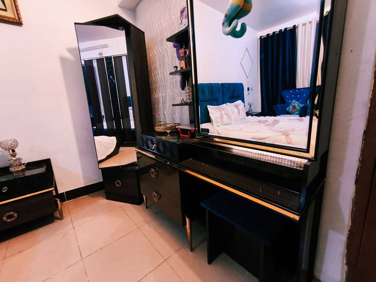 🏡 للبيع: غرفة نوم فاخرة كاملة – بغداد
✨ مميزات الغرفة:
✅ طقم نوم كامل متكامل، تصميم عصري وفاخر
✅ سرير بتصميم أنيق مع ملاءس بيضاء ناعمة وتفاصيل وردية 🌸
✅ خزانة ملابس كبيرة بمرايا عاكسة – مساحة تخزين واسعة
✅ دولاب تجميل مع مرآة مضيئة ودرج تخزين 💄
✅ طاولات جانبية + كرسيين أنيقين
✅ لون أزرق داكن فاخر مع لمسات ذهبية، نظيفة جداً ومحفوظة
✅ المكان: بغداد
 
📞 للتواصل والاستفسار:
اتصل أو راسلنا على الواتساب:
➡️ [أكتبي رقم الهاتف هنا]‏‪***********‬‏
 
فرصة ما تتعوض! تواصلوا معنا بسرعة 🏃‍♀️💨
