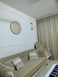 ١٠ مقاعد • طاولة كبيرة • نظيف