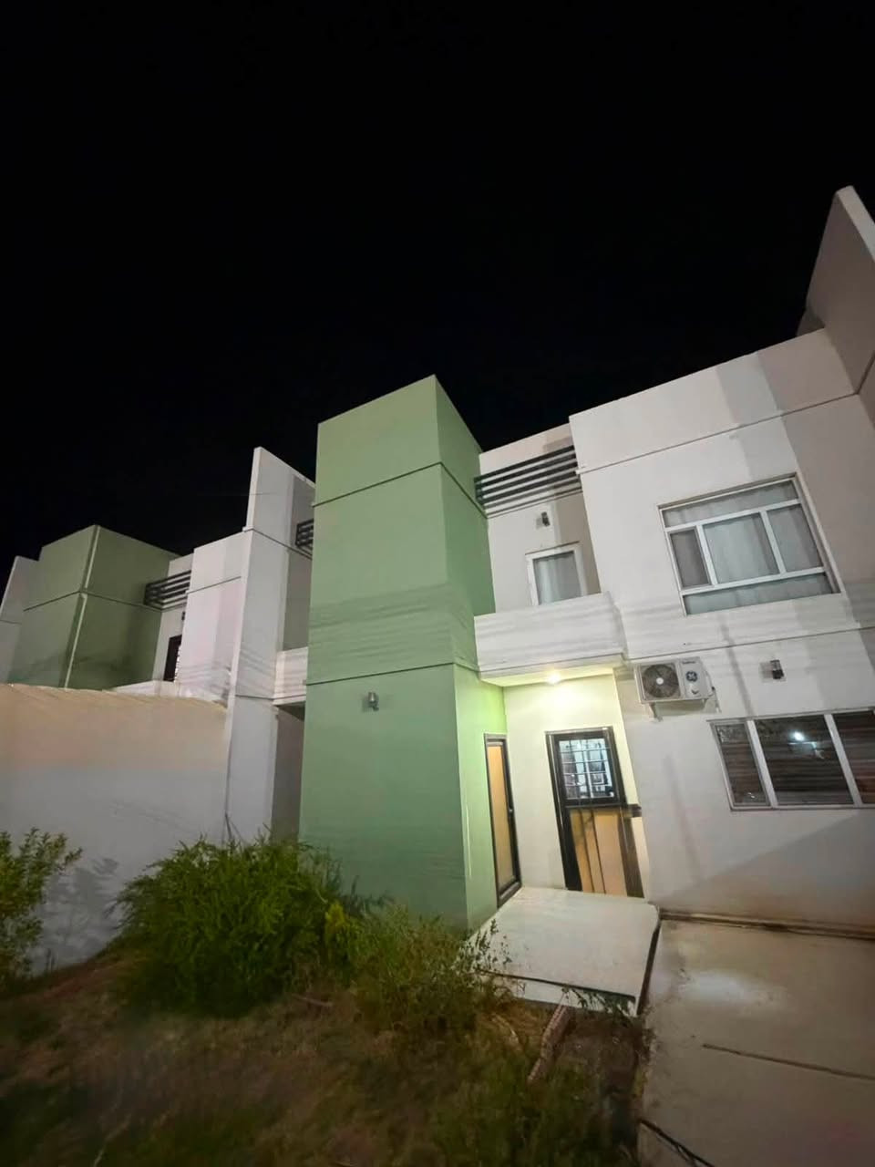 🏡✨ إعلان رقم 872 | فرصة سكنية فاخرة في كربلاء المقدسة ✨🏡

🔥 بيت للبيع في مجمع الغدير السكني – موقع مميز جداً

📍 الموقع: خلف المستشفى التركي – على الحزام الأخضر – قرب واحات العتبة العباسية المقدسة
📍 قريب من البوابة الجانبية للمجمع
📍 قريب من الحديقة وحديقة النافورة
📍 يبعد تقريباً 10 كم عن مرقد الإمام الحسين عليه السلام

🏠 تفاصيل الدار:
▪️ المساحة: 200 م²
▪️ طابقين
▪️ 3 غرف نوم
▪️ صالة
▪️ استقبال
▪️ مطبخ
▪️ حديقة كاملة 🌿
▪️ موقع هادئ ومميز داخل المجمع

🌟 مجمع الغدير السكني – مدينة متكاملة الخدمات
كل احتياجاتك قريبة منك وداخل المجمع:
🛒 أسواق تجارية
💈 حلاق
🥖 فرن صمون وخباز
🍽️ مطاعم
🥩 قصاب
💊 صيدلية
🏋️ جم رياضي
🏗️ إنشائيات
💳 منفذ كي كارد
🏫 مدرسة ابتدائية دولية
🕌 جامع
👶 روضة أطفال
🏥 مركز صحي

💰 طريقة البيع:
🔹 مقدمة: 182 مليون دينار
🔹 والباقي أقساط ضمن مبادرة المصرف العقاري
🔹 القسط الشهري: 350 ألف دينار
🔹 يتم تحويل الأقساط باسم المشتري

💵 أو البيع نقداً بالكامل: 245 مليون دينار

🔄 كما يقبل المراوس:
بيت بمساحة 150 م² فما فوق، جهة الجزيرة، بشرط طابو صرف.

✨ فرصة تجمع بين السكن الراقي، الموقع الهادئ، والخدمات المتكاملة… وبسعر وطريقة دفع مميزة جداً.

📞 للاستفسار والتفاصيل والحجز:
الظلال العقارية

📱 ***********
📱 ***********
📱 ***********

📍 موقعنا: كربلاء المقدسة – حي الحسين – شارع المصلحة
