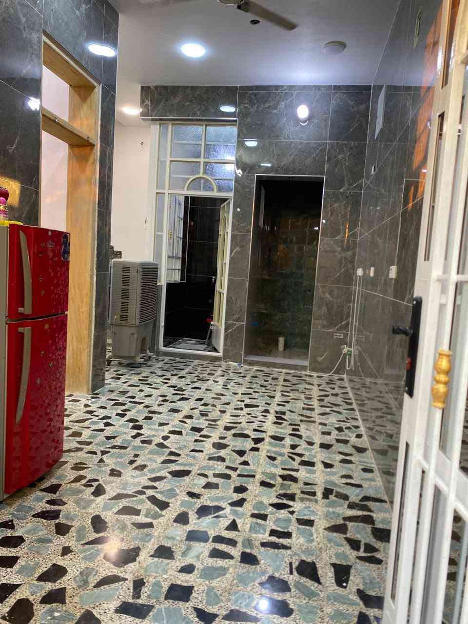 السلام عليكمدار البيع جديد بناء 2025مساحه 70متر نزال10واجهيه 7يحتوي ع طابقين طابق الاول استقبال ومطبخ وصاله وحمام ومنور وطابق الثاني غرفتين وحمام  وبيتونه المكان مجمع طيبه السكني قرب جسر الفرنسي الاستفسار ع هاذه الرقم ***********
