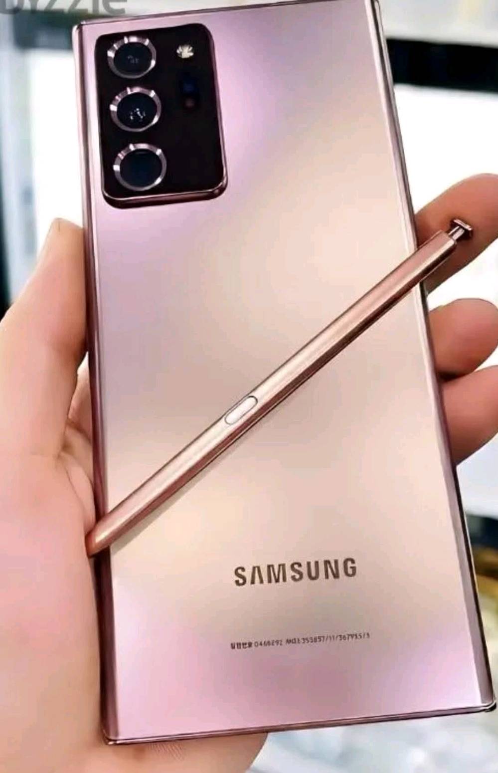 الجهاز الراقي من سامسونج النوت
فئه النوت راقيه
samsung not 20 ultara
سامسونج نوت 20 الترا 
الشاشة: Dynamic AMOLED 2X بحجم 6.9 بوصة، بدقة QHD+ وتدعم معدل تحديث 120Hz.  
المعالج:   Snapdragon 865+ 
الذاكرة والتخزين: ذاكرة عشوائيه  12GB RAM، مع مساحة تخزين 256 كيكا بايت
الكاميرا الخلفية (ثلاثية): أساسية 108 
البطارية: 4500 مللي أمبير، تدعم الشحن السريع بقدرة 25 واط والشحن اللاسلكي.  
الميزات: قلم S-Pen محسّن بتأخير 9ms، مقاومة الماء والغبار IP68، وهيكل من الزجاج Gorilla
بسعر 460 الف 
بغداد زيونه ربيعي قرب مجمع البركه 
***********