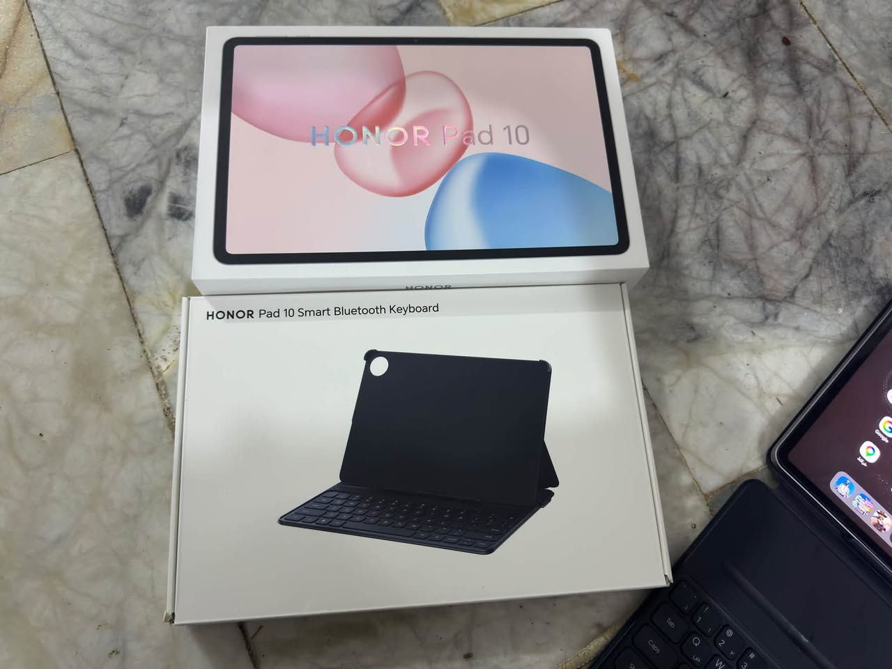 Honor pad 10
للبيع صالة شهر الجهاز ضمان شركة الأماني جهاز اخو الجديد بس بي ضربة مثل ما موضح سعر الجديد ب 550 الف 
ابيع ب ٤٧٥الف 
جهاز جديد للاستفار ***********
مكاني كربلاء
