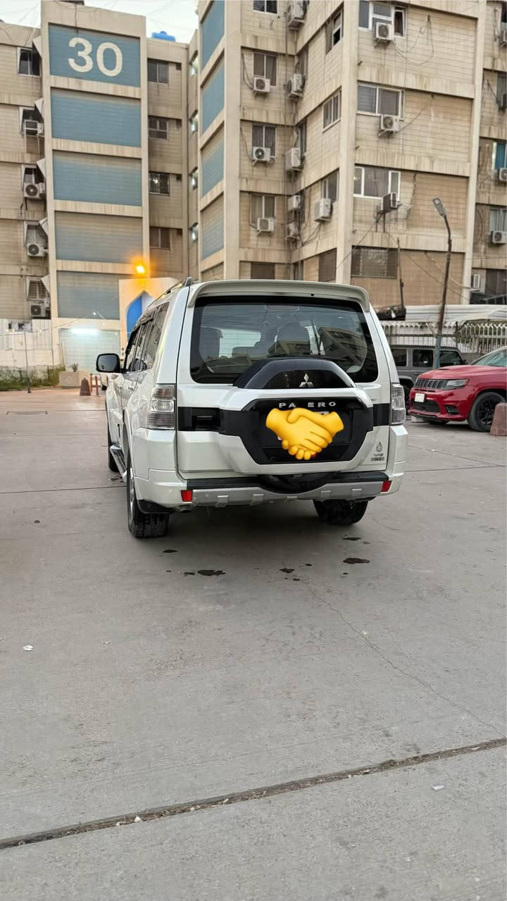 سلام عليكم 
باجيرو ٢٠١٥ حبتور فول للبيع 
ماشيه ٩٥ الف 
مواصفات الحبتور معروفه
محرك ٣٥٠٠ -٦ سلندر
سلايد
جلد
كراسي كهرباء
مري شفط
تحكم ٣ جهات 
دمام 
السياره عليها ادامه كامله صدر كامل 
الطسه مسويها
نوزلات وفيت بم وبلكات كله جديد
السياره مغلفها عازل حراري بالكامل 
تخم تاير جديد
منظومة زنون كاملة
مروحه محولها كهربائيه وضايف مروحه يعني انسى ييوخ بالازدحام 
السياره رقم انكليزي جديد وهزه قبل شهر مسوي مجدد سنوية
السياره مكفوله عدت بارد بسيط بالباب موضح بالصور 
وعارضها ب١٨٠ وبي مجال بسيط 
*********** بغداد, العراق
