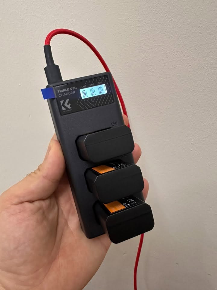 K&F CONCEPT 3-Pack NP-FW50 Battery & 3-Slot Charger for

جديد غير مستخدم مثل التفاصيل بالصور ٣ بطاريات وقاعده الشحن

مخصص لكاميرات 

* Sony A7 / A7 II
* A7R / A7R II
* A7S / A7S II
* A5000 / A5100
* A6000 / A6300 / A6400 / A6500
* RX10 وغيرها. 

اشتريته لكاميرا A7C وطلع مايرهم

السعر ٨٥ الف ويا التوصيل 

للاستفسار واتساب ***********
