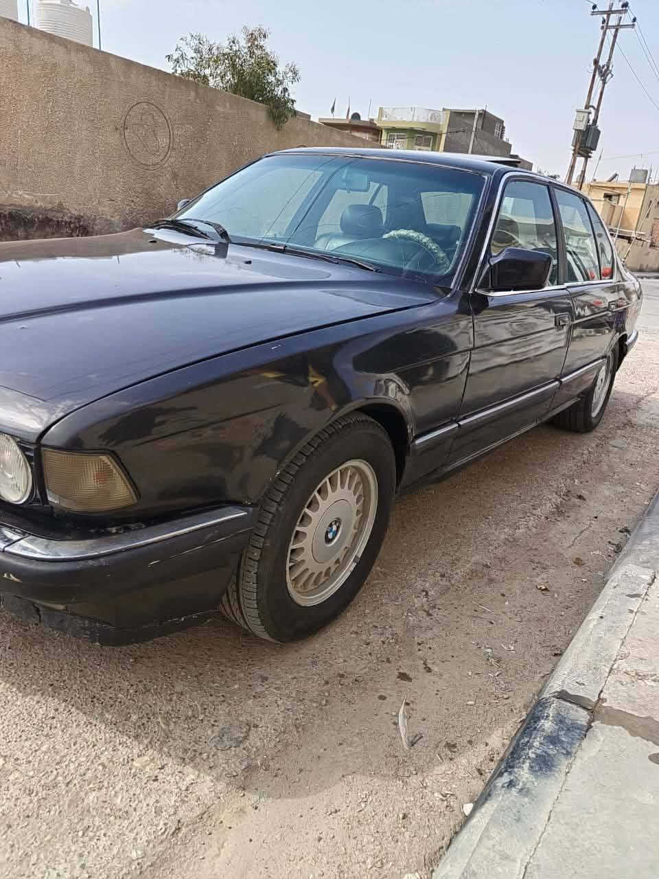 بي ام 735 مفتوح
رقم بغداد الماني
سياره جهازه كير مكينه حداديه جيد 
تخم تاير 
***********
***********
