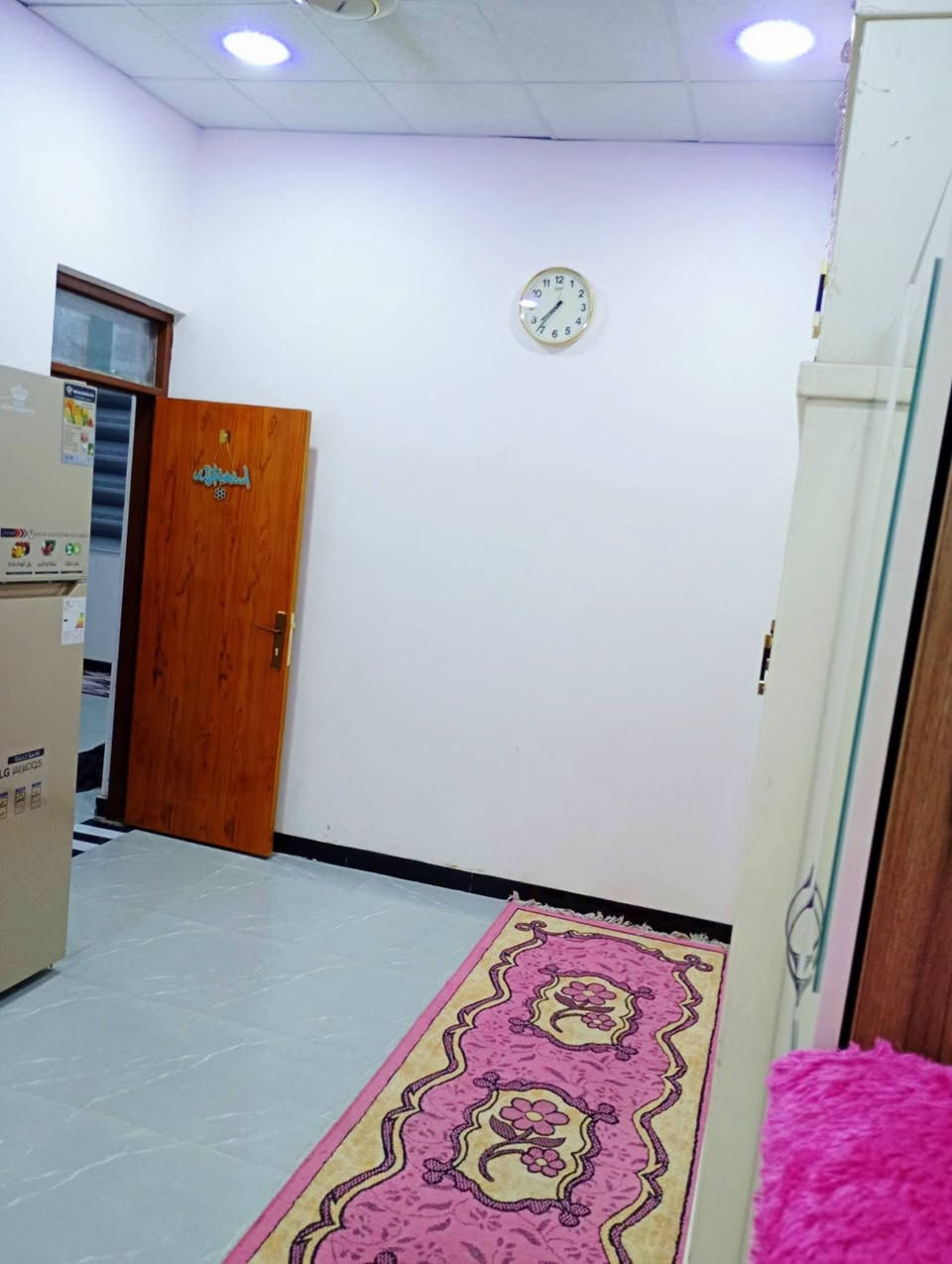 بيت زراعي ١٠٠متر حديث جدا بناء ٢٠٢٦ طابوق عكاده سقف ثانوي
تأسيسات كلها درجه اولى
(((( يباع مع الاثاث حصرا )) استخدام بسيط جدا
(((( السعر الكلي مع الاثاث ٤٨ ))  ((مناسب ))
يحتوي غرفه صاله استقبال مطبخ مناور صحيات داخليه خارجيه
الدجين شارع قصي ابو المولد
الاثاث وسعر شرائه...... . .  ..........
تانكي وكيزر وماطور ومغسله ٥٠٠ الف 
ثلاجه ٥٦٠ الف
سبالت اثنين   مليون و٦٠٠ 
كاونتر تفصال مليون وربع
مبرده ١٠٠ الف 
غساله ٧٠٠ الف ١٧ كيلو سامسونج فول اوتوماتيك 
براد ماء بارد ماء حار وثلج ٢٧٠ الف
منظومة كاميرات دهوى صوره وصوت مع بلازمه ٥٠٠ الف 
طباخ درجه اولى ٦٥٠ الف
واتساب *********** علي عبدالكاظم
