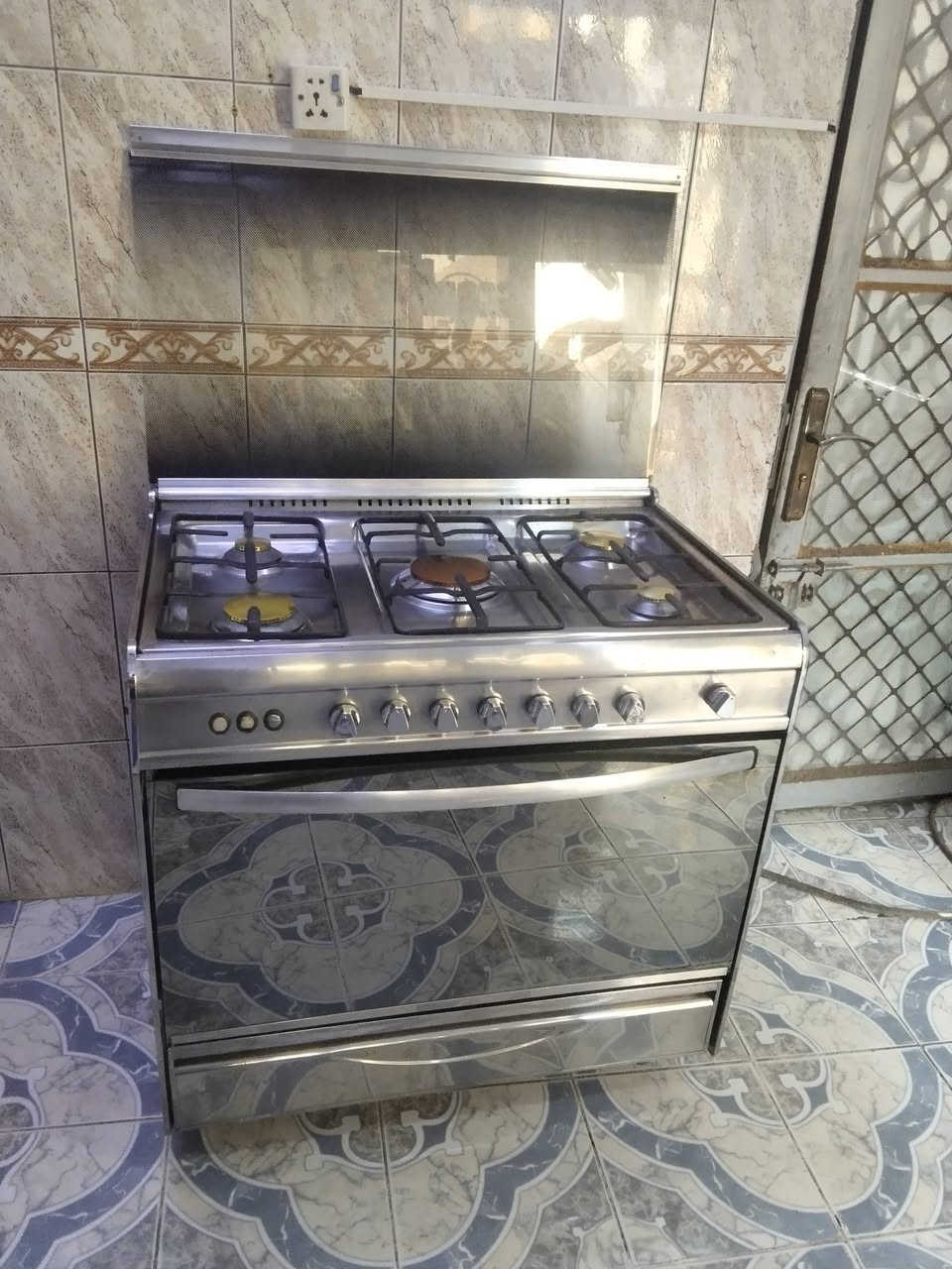 طباخ مصري للبيع 60*90 صافي 
175 قفل 
فرن ونار ممتازة
***********
