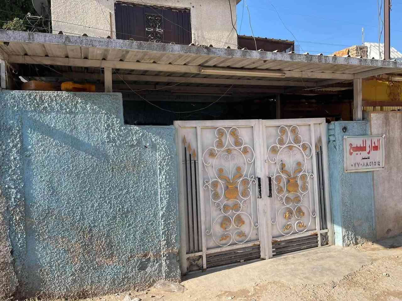 سلام عليكم الدار للبيع المساحة 90 طابق ونص ثنين غرف والثالثه مخزن ثالث بيت ع شارع العام مال الشماعيه شارع العياده الاستفسار ***********
