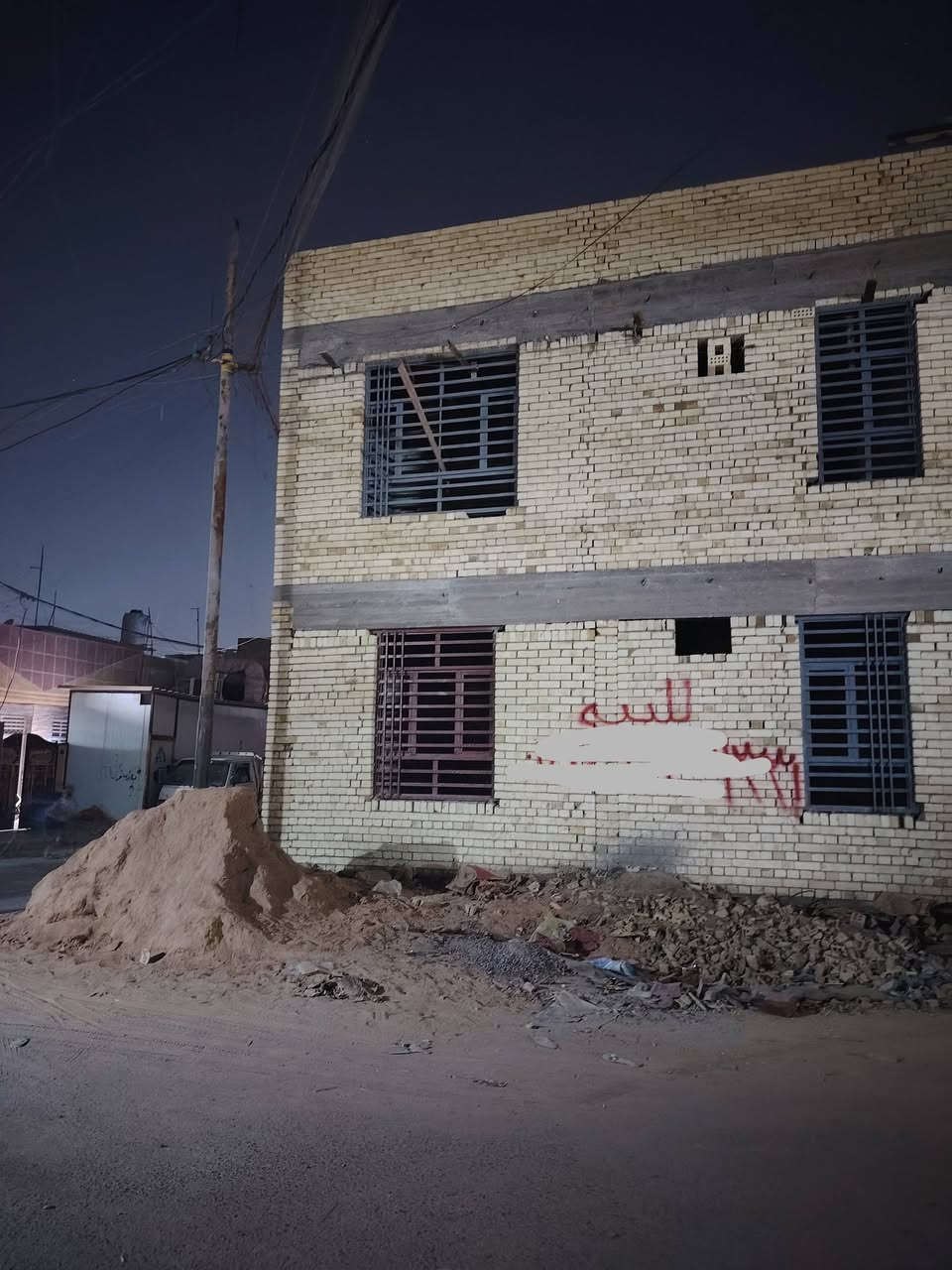 بنايه هيكل طابقين للبيع 130 متر ركن طابقين تحتوي على 4 مشتملات تحصل استثمار او سكن الواجه 9 ونص والنزال 14
البلديات قرب الصحفيين شارع مضيف السواعد
المنطقه كامل الخدمات تبليط ماء مجاري كهرباء
خطين ماء
مشمول بقرار التمليك 
حاليآ فقط مكاتبه
***********
