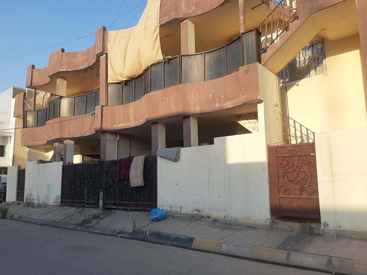 الحمد لله اربع شقق ركن للبيع واجه ١٠في ٢٠ قرب جامع سداد برزنجي خلف تجاري باسم شخص واحد سعروا ٢٢٥ وبيها مجال موجرات مكتب ابو يوسف للعقار ***********
