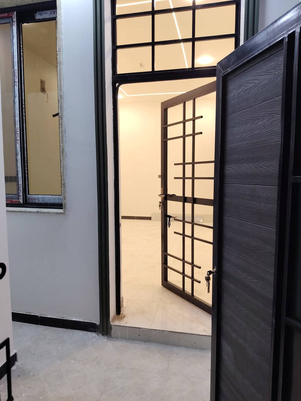 ما شاء الله
على بركة الله نعرض مشتملات 2 بالسياسيين
طولانيات كل واحد 100 متر 5 في 20
بناء حديث 2026 هسه كملن مواصفات ممتازه وفارغ جاهز للسكن وغير مطلوب يباع نقدا فقط
شبابيك المنيوم سراي تركي جام 6 ملم الوجه سلايد الداخل مفصلي
محجر درج أحدث موديل تركي بايات مرمر وفريم شباك الوجه مرمر
سطح شتايكر ستاير وتروك لبخ واجهه كامله وواضحه بالصوره 
مي بواري سمارت مجاري سمارت والمميز كهرباء واير فنار لدات ونقاط وجوزات ازل ضمان بروفايل مع المحولات ضمان
ارضيه نص لمعه فول جدران إيراني درجه اولى والصور تحكم
أبواب الصحيات المنيوم سراي والجام بقلاوه أسود
أبواب الحديد تركي والجام 6 ملم مظلل أبواب الداخليه تنشد هاليومين hdf شمالي عازل صوت مع التغليف وضد الماء
تأسيس غاز دفن وسبالت دفن وكامرات مع تانكي 1000 لتر وماطور ازل وسخان 160 لتر مع ربط مفرغات للصحيات
*********** متواجد واتساب واتصال
