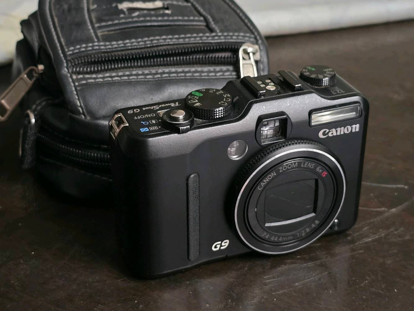 Canon PowerShot G9

- دقة: 12.1 ميغابكسل (CCD)
- عدسة Canon أصلية بفتحة عدسة f/2.8–4.8
- زوم بصري 6x (35–210mm)
- تصوير بصيغة RAW و JPEG
- أوضاع تصوير يدوية كاملة: M / Av / Tv / P
- شاشة LCD قياس 3 إنش
- معين منظر بصري (Optical Viewfinder)
- مثبت صورة بصري (Image Stabilization)
- فلتر ND داخلي مدمج لتقليل شدة الإضاءة والتصوير بفتحة عدسة واسعة أو بسرعة غالق أبطأ في النهار.
- فلاش مدمج مع منفذ Hot Shoe للفلاش الخارجي
- تصوير فيديو
- تدعم بطاقات SD / SDHC
- بطارية قابلة للشحن
السعر 280 الف للعلم اسعارها على ebay اغلى بهواي بعد 
متوفر توصيل ايضا
