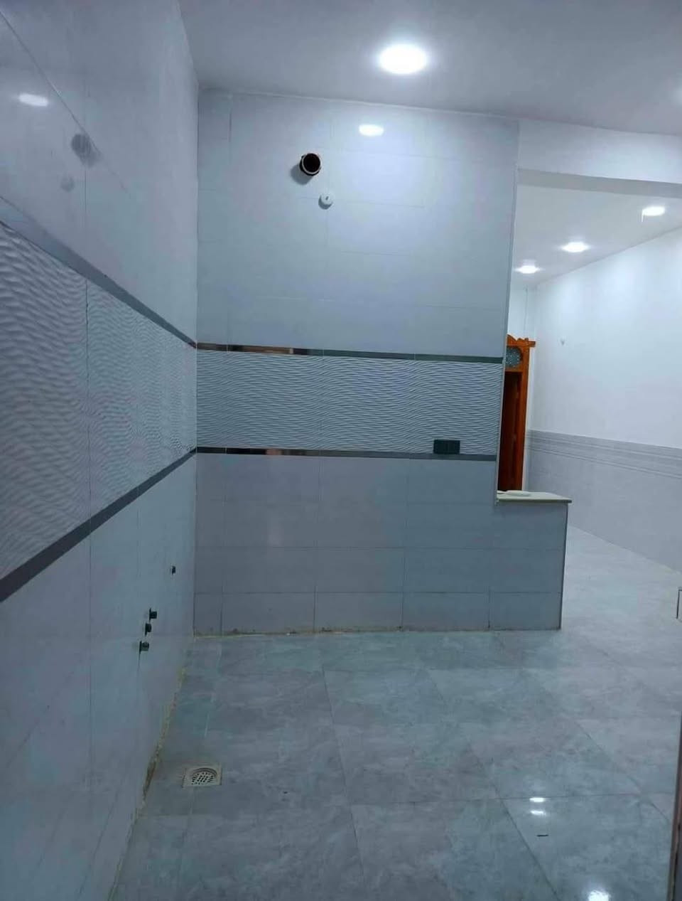#بيت ١٠٠ متر بناء جديد كونكريت طابق ونص حي النداء منطقة ال٥٠ الف قريب من شارع ٦٠ المجمعات وشارع ٦٠ العرضي الأول 
#تفاصيل البيت
الطابق الأول.... غرفة وصالة واستقبال ومطبخ وتخاريج سيراميك وكاشي
الطابق الثاني... غرفة وتخاريج
#سعر البيت ٩٠ مليون وبيه مجال قليل
#للاستفسار الاتصال او المراسلة مكتب المظفر للوساطة العقارية 
***********
***********
***********
#عنوان المكتب النجف حي الميلاد الحولي عمود رقم واحد
#شعدكم عروض بيع وشراء المكتب في خدمتكم
