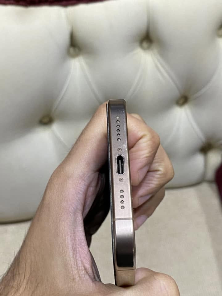 📱 iPhone 16 Pro Max

🔹 الذاكرة: 1 تيرا (1TB)
🔹 الشريحة: دبل SIM2
🔹 الشاشة: 6.9 إنش Super Retina XDR OLED
🔹 المعالج: A18 Pro
🔹 الكاميرات: ثلاثية Pro + LiDAR
🔹 منفذ الشحن: USB-C
🔹 الهيكل: تيتانيوم
🔹 البطارية: تشغيل فيديو لغاية 33 ساعة
🔹 الألوان: تيتانيوم أسود، أبيض، طبيعي، صحراوي
🔹 الجهاز يدعم 5G وFace ID
🔹 الجهاز كامل الملحقات: العلبة + كابل USB-C + الكتيبات
الملاحظه :الجهاز فقط ضهر مكسور اكبر ذاكره دبل سيم كارت 

سعر 1،500،000

***********
