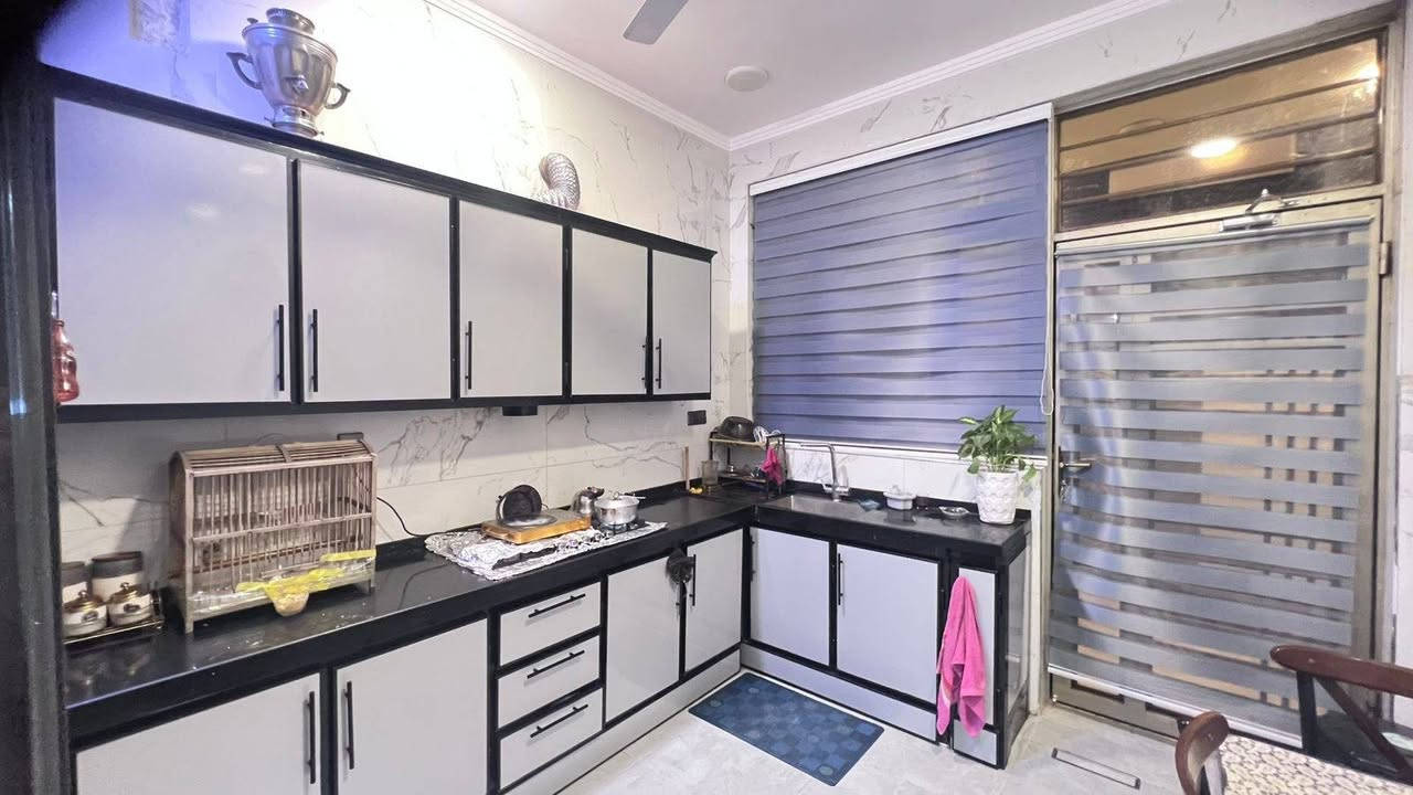 🏡✨ دار 140م² VIP للبيع | الكريعات ✨🏡

📍 موقع راقي هادئ قريب من الخدمات 👑
🗓️ بناء 2025 | مرمر درجة أولى 💎

📐 *مواصفات الأرض:*
📏 140م² | واجهة 8م 📐 × نزال 17م 
🛣️ شارع 10م | تبليط نظامي

🏠 *تفاصيل الـVIP:*
🛋️ استقبال فخم فاصل + هول كبير 
🛏️ 5 غرف نوم
🚿 3 صحيات مرمر معلق ✨
🍳 مطبخ مودرن بلت ان كامل 
💡 ديكور جبس + نجف كرستال + LED مخفي
🚪 ابواب تركي + شبابيك PVC عازل 
❄️ تاسيس سبالت + مروحة سقف

💰 السعر: 425 مليون دينار 
🤝 قابل للتفاوض للجادين فقط 
🚫 معتذرين من الوسطاء

📞 *للتواصل والمعاينة:*
🏢 شركة أصل الجوهرة للعقار والمقاولات
👤 بإدارة: أوس وياسر البحراني 
📱 ***********

🔔 تابع الصفحة حتى توصلك العروض أول بأول 🔔
