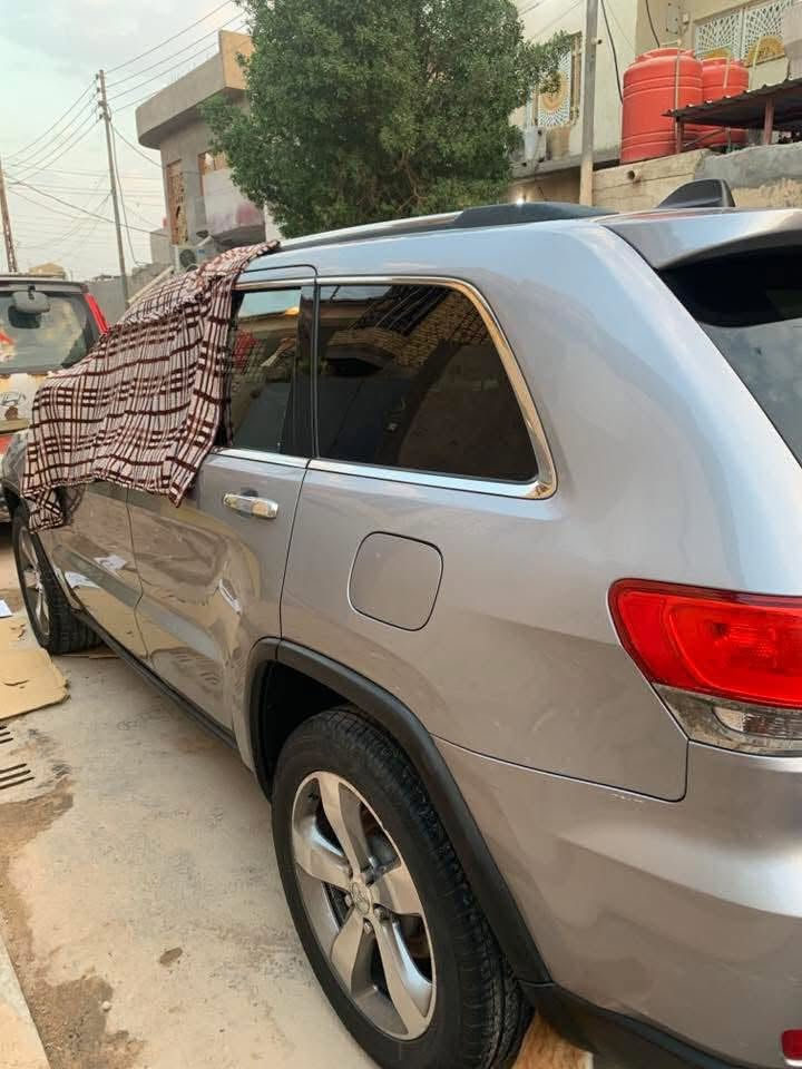 🚙 للبيع  معروفه مواصفاتها Jeep Grand Cherokee 2014 Limited

• الموديل: 2014
• الفئة: Limited
• المحرك: 3.6L V6
• القير: أوتوماتيك 8 سرعات،
• الدفع: خلفي
• الممشى: 196,000 الف كم

🔧 السيارة مسويلها إدامة كاملة
• المكيه والكير بحالة جيدة
• تايرات جديدة
• ميزانيه وبلنص مسويلها
• حدادية نظيفة 
• السيارة نظيفة وجاهزة للاستخدام

✨ التعديلات والتجهيزات:
• فتحه سقف 
• لايتات مبدلة شكل حديث
• شاشة أصلية 8.4 إنچ
• داخلية جلد
• تشغيل بصمه لمس ابواب 
• كاميرا خلفية
• حساسات خلفية
• مثبت سرعة
• تحكم بالمقود
• تحكم كهربائي بالمقاعد

السيارة استخدام شخصي ونظيفة، والممشى 196 ألف كم.

الفحص والمعاينة على حساب المشتري، والجاد يتفضل.

💰 السعر: [155 ورقه ]
📍 الموقع: [البصرة]
📞 للتواصل: [***********]
