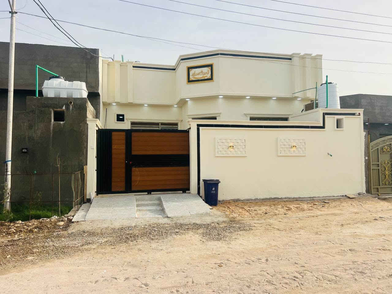 السلام عليكم، 🧡 
اسعد الله اوقاتكم بكل خير🧿 موقع 🏠 
البيت البصره 
ابو الخصيب طريق سيد حامد🔥
 البيت، وقف سني مسجل،
 بمساحه 200  متر 
  يتكون ديوان وصاله ومطبخ
 ثلاث غرف نوم صحيات داخليه وخارجيه،و حديقه  🏠  سعر البيت  107  بي مجال  رقم الهاتف / ***********
