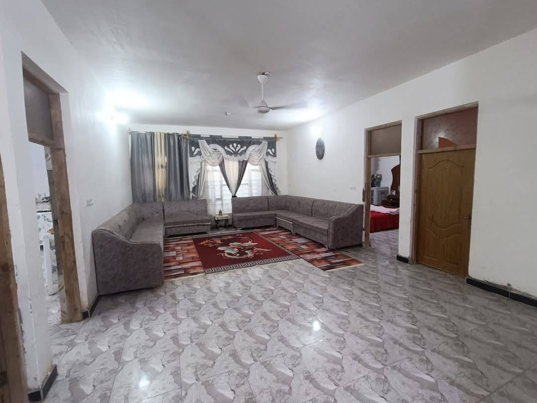 بيت للبيع كوت حي الحكيم خلف جسر الحولي مساحه ٣٠٠ متر يتكون من خمس غرف نوم اضافه الي مطبخ وصاله واستقبال وصحيات داخليه وخارجيه السعر ٣٦ وبيه مجال للاستفسار لاتصال علي هذا الرقم ***********
