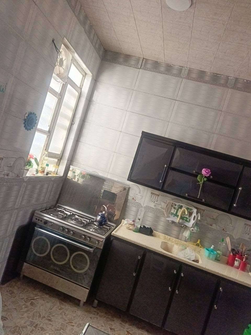 بسم الله الرحمن الرحيم 
السلام عليكم 
بيت للبيع يتكون من اربع غرف وصالتين و استقبال ومطبخ وصحيات تلاثة اثنين بالطابق الارضي واحد بالطابق الثاني وركن على شارعين مساحه 150 متر اضافة الى محل فارغ من ضمن البيت اضافه الى كراج سيارة شغل درجه اولى الطابق الارضي كاشي وسقف ثانوي والطابق الثاني بورسلين ويحتاج تلحيضات بسيطة ومثل ما موضح بالصور العنوان الكوفة منطقة السهيليه الجماعة الثالثة قريب على مستشفى الفرات للاستفسار اكثر الاتصال على الرقم ***********
