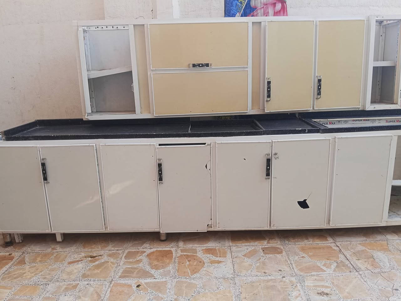 االسلام عليكم كاونتر للبيع الطول 4متر الملحق طوله 3 متر  مو جديد ولا قديم الكاونتر يعني يحتاجله شويه تعديل بسيط الكاونتر ويا مرمر لون اسود سعره 150وبي مجال مع طباخ شغال وجديد سعر الطباخ 100 طباخ منضدي والشراي يدلل التواصل على الرقم *********** واتساب العنوان الناصريه الثوره ملاحضه الكاونتر بدوون سنك
