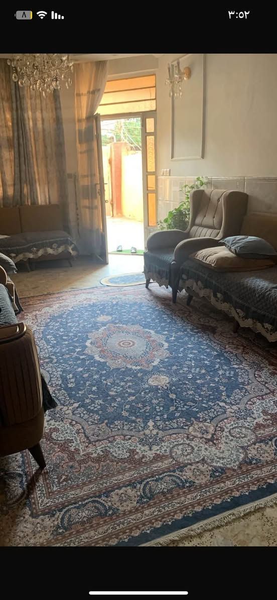 بيت بالديوان خلف جامع الرحمن المساحه١٤٠ الببت كامل مابي اي نقص واجهه ٥ونص والنزال ٢٥ طابو صرف كراج ومطبخ حار  وهول واستقبال وغرفة نوم وخدمات وفوك ٣غرف نوم وبوجه الشمس والسعر ٢٠٠وبي مجال الاتصال على الرقم *********** ابو حسن

نص مكتوب في الصور:
- ٣:٥٢