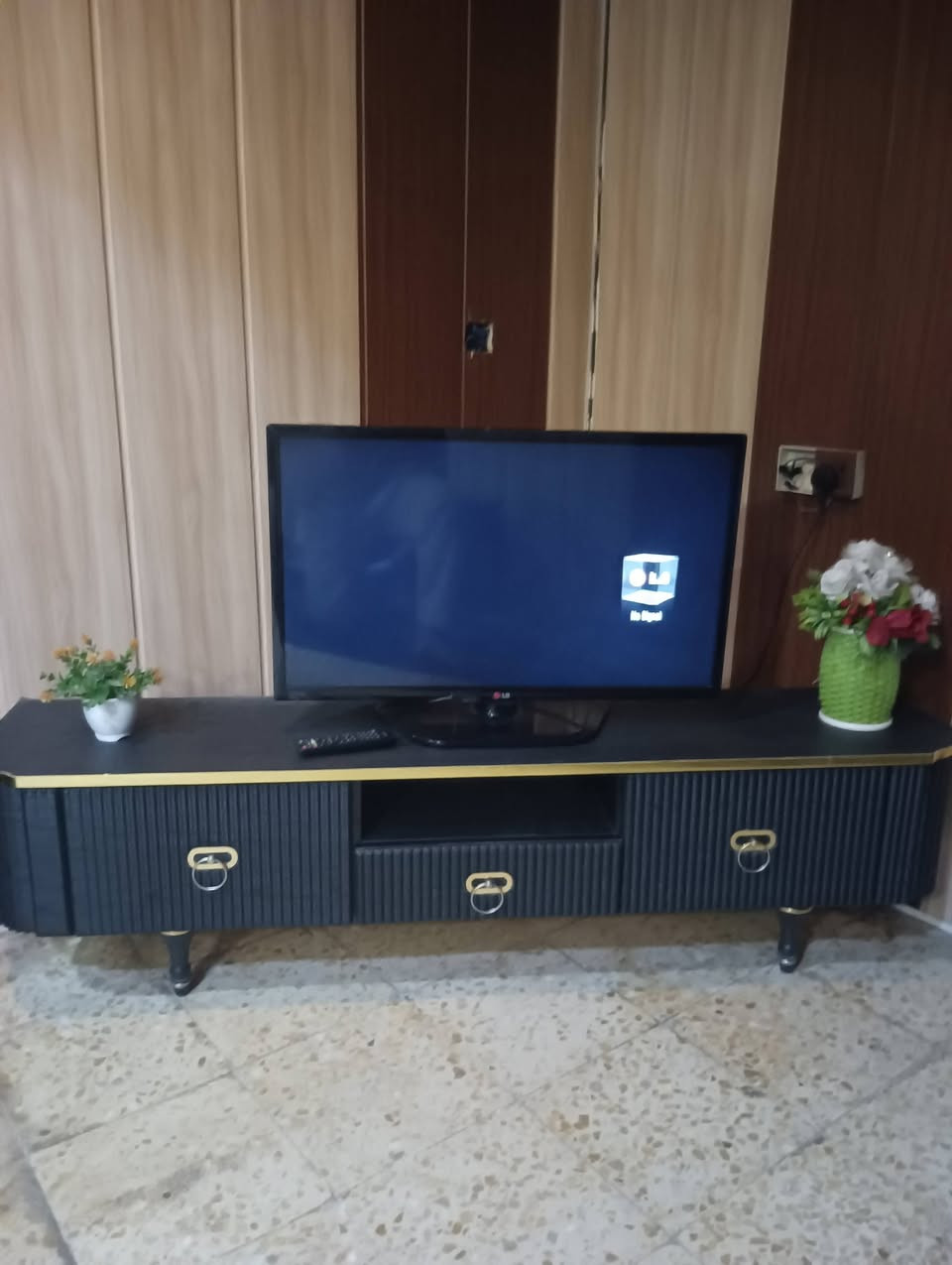 تلفزيون جديد مستعمل اسبوع نوعية  ال جي  حجم 32  مع ستلايت مع ميز  الشراي خابر  وتساب  ***********

