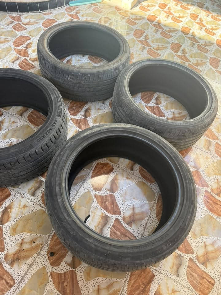 سلام عليكم اخوان
تايرات حجم 20 مستخدم بحالة جيدة
زوج حجم 255/35/20
وزوج حجم 245/45/20
 
***********
