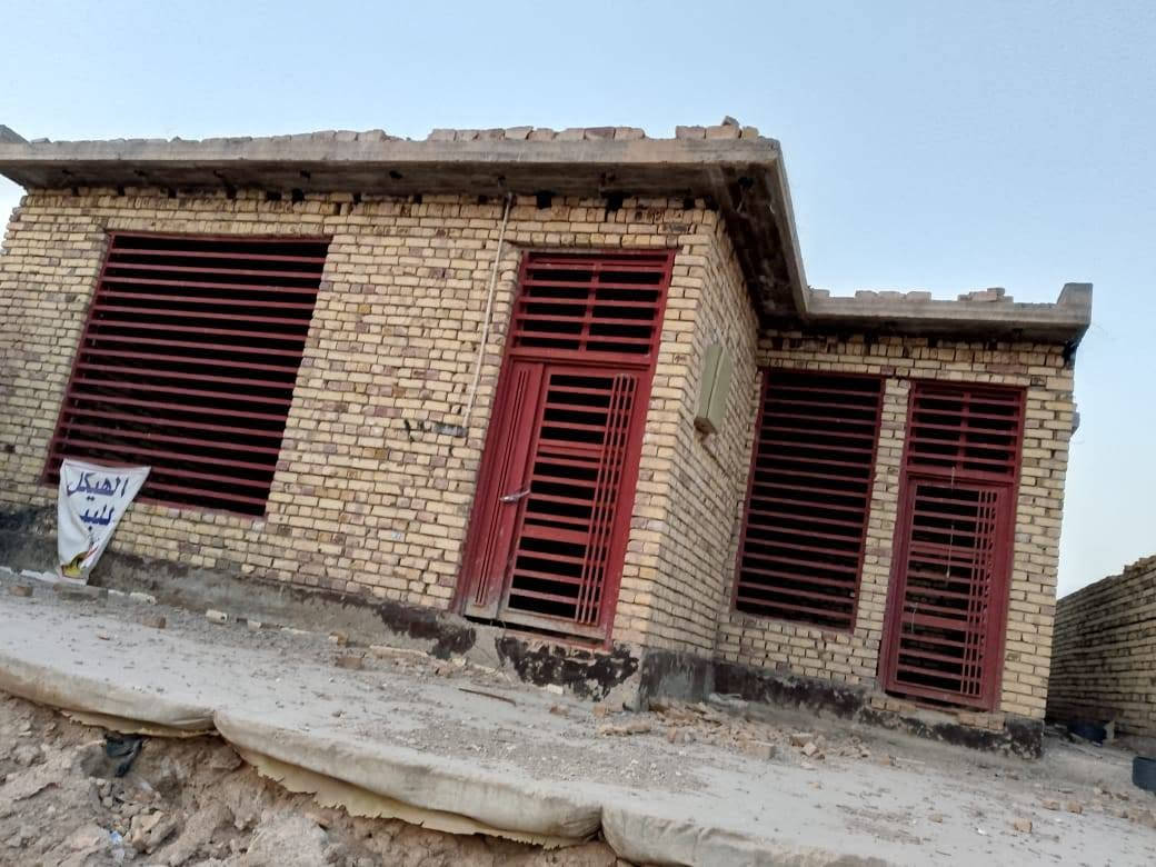 هيكل للبيع طابو زراعي ام الخيل المساحه 350متر كونكريت مسلح وشغله كله رفت صب مركزي  غرفتين نضام اسويت  وصاله وبراني ومطبخ وصيحيات داخلي وخارجي مناور وقريب للشارع العام وركن ع شارعين بناء درجه اولى قلعه مو هيكل السعر 100 بي مجال قليل سعره أكثر من هذا
