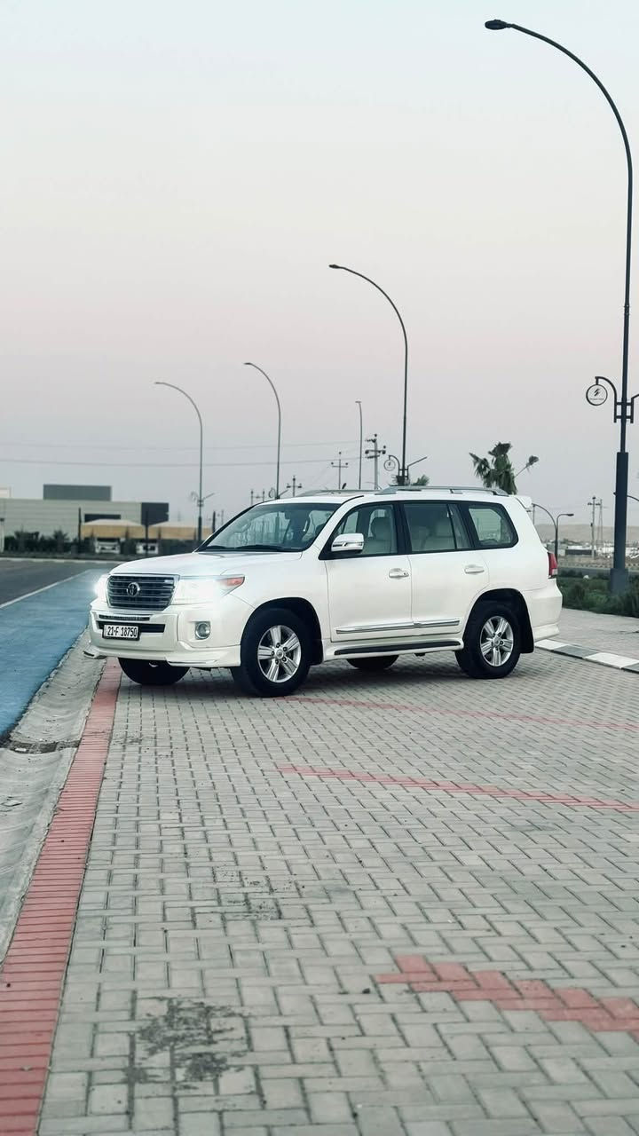 Land Cruiser GXR 2012 
.
سیارە ماشیە ١٨٥ الف کم حقیقي.
.
بدون صبغ بدون ضربە سیارە 
.
سعودی بریم .
.
سیارە گیر و محرک بشرط ما مفتوح .
.
سعرە ٣٥٥ ورقە و مجال بسیط 
.
***********
