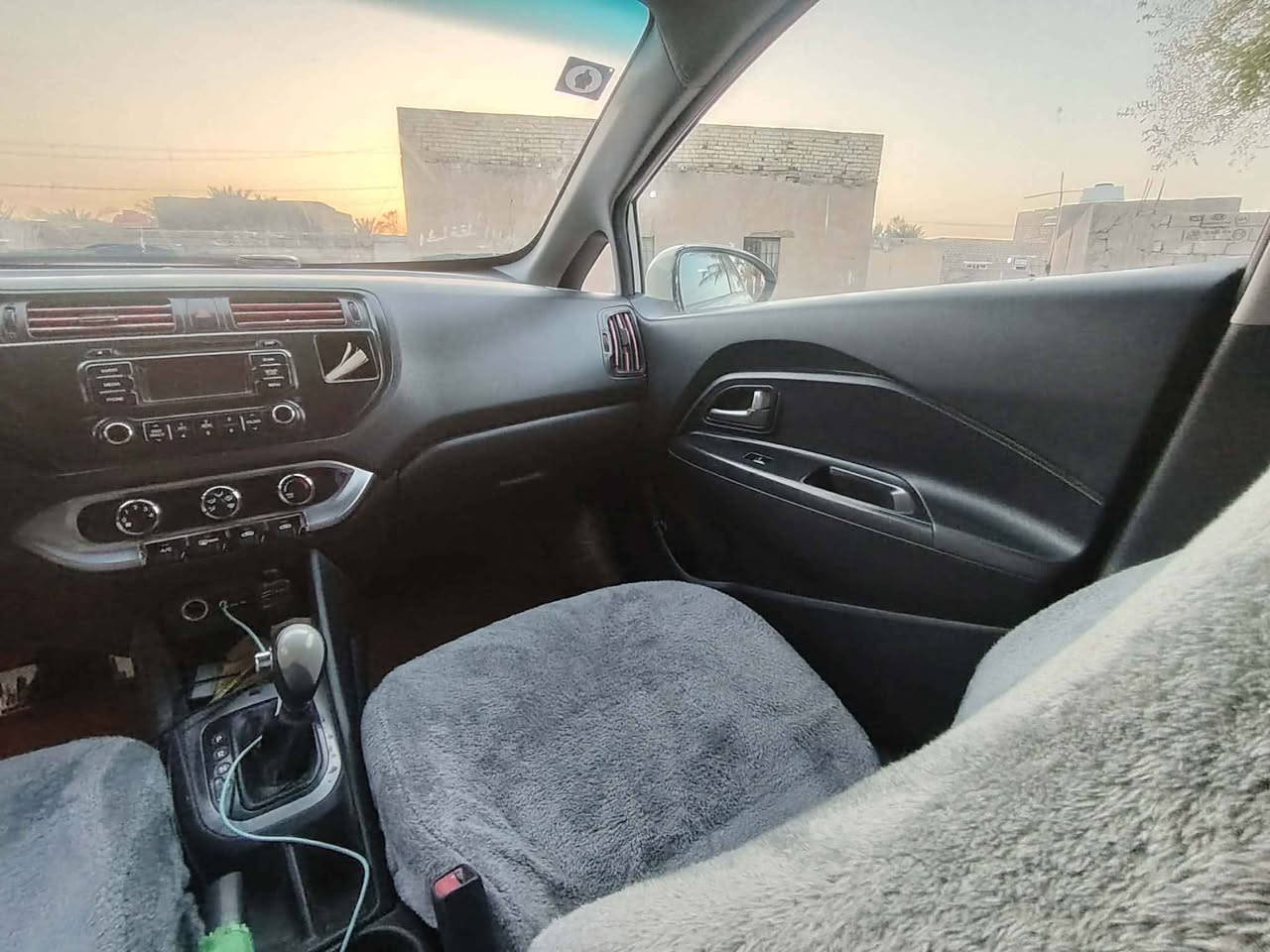 السلام عليكم كيه ريوو موديل 12خليجي بيها ثلاث قطع صبغ بدون دواخل وبدون ضربه قويه گير ومحرك شرط السياره رقم مثنى انگليزي  بأسمي مداور ثاني يوم محرك 1600 
السعر 73 وبيها مجال قليل للشراي *********** Singapore
