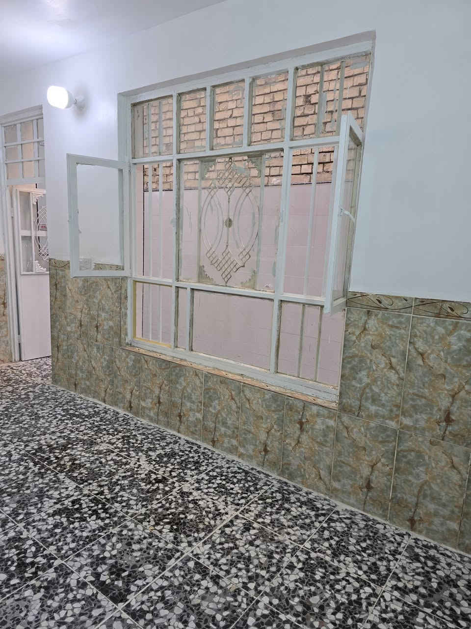 السلام عليكم بيت للبيع المساحة 125 طابقين  طابق الرضي معزول على طابق الول طابق الرظي باب 🚪وطابق الول باب 🚪  في حي السفير قرب شارع عشرين للتواصل والاستفسار عبر رقم الهاتف ***********واتساب
