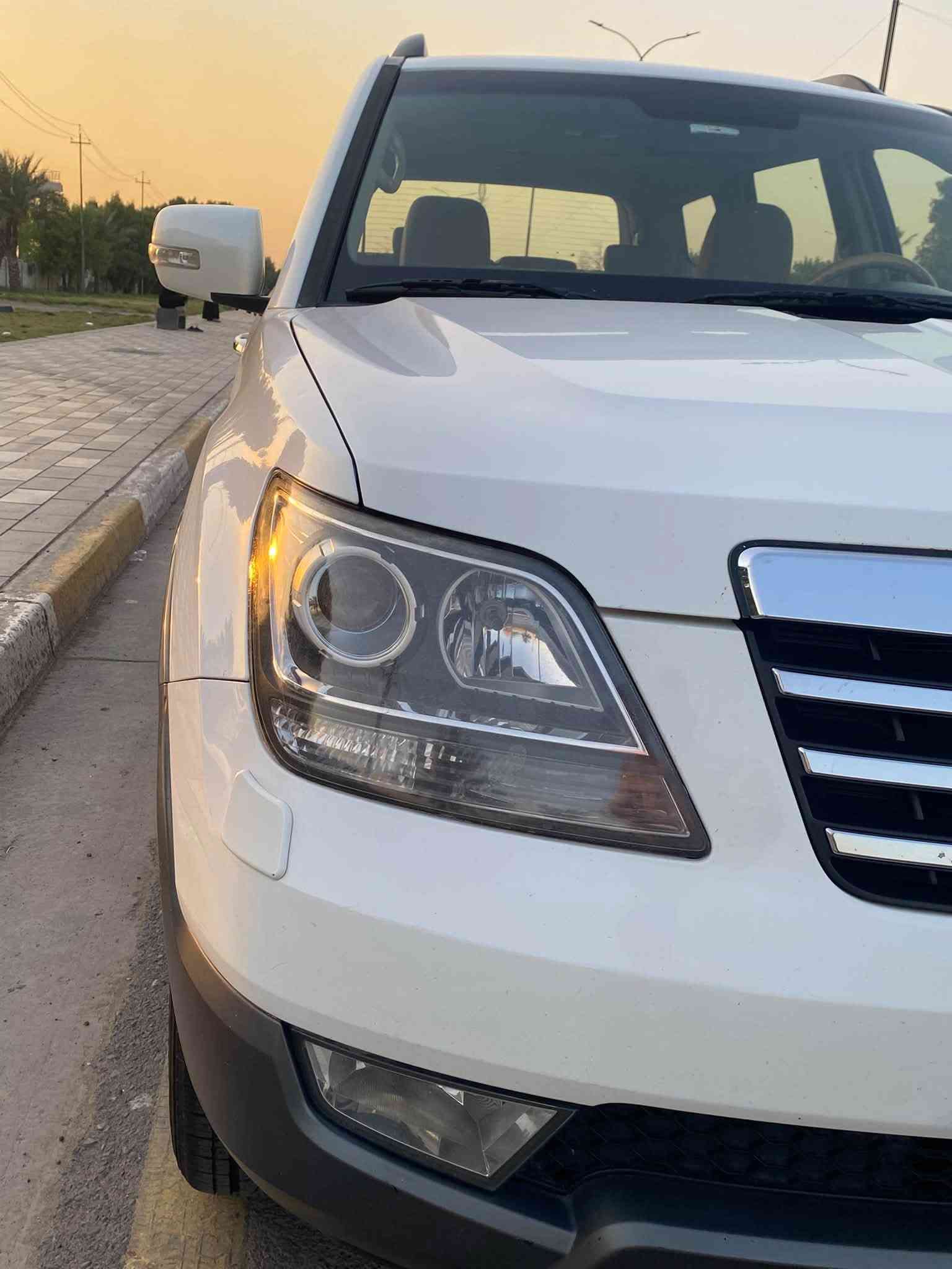 السلام عليكم للبيع كيا موهافي موديل 2015  vip 1/1 فول مواصفات 7 راكب مكينه 3800 3 قطع تبريد رقم بغداد الجديد باسمي تحويل ثاني يوم
المواصفات
1- بصمة تشغيل وابواب 
2- فتحة سقف سلايد روف
3- مقاعد جلد بلاديه وتحكم كهرباء وتدفئه بالكشنات
4- شاشه اندرويد والدشبول مطعم بصاج 
5- فور ويل 
6 - كشن السائق خزن ميموري
7- زراك لايت 
8- بك لايت ليد ولايت ليد
9 - اشاير بالمري الجانبيه والمري كهرباء
10- اضاءه داخليه بالابواب LED
11- كاميرا خلفيه 
12- ستيرن كهرباء
السياره كامله من اي نقص واحلى من الصور والداخل بعده بوضع الوكاله ما بيها مصرف تايرات وباتري جدد وكفاله عامه عدا بارد بسيط بالجاملغ الامامي وربع باب السايق صبغ
 مكاني بغداد الرصافه السعر 157 وبيها مجال 
رقمي ***********
